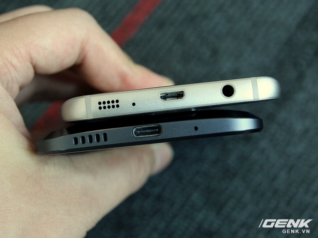  Cạnh dưới của Galaxy S7 và HTC 10 