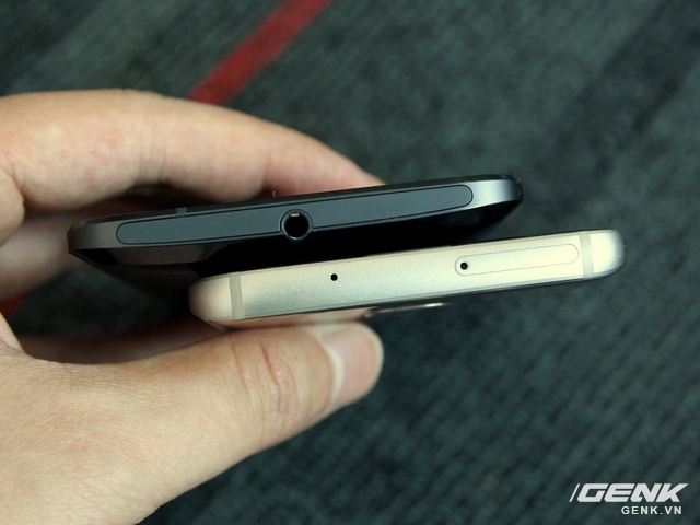  Cạnh trên của HTC 10 và Galaxy S7 