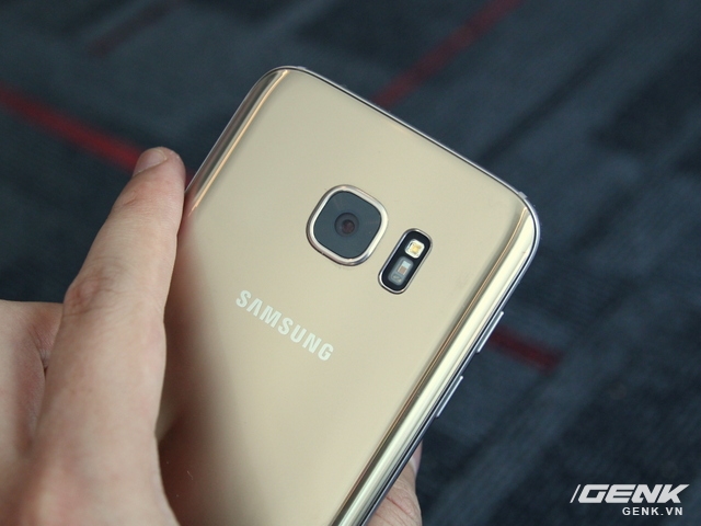  Galaxy S7 với ngôn ngữ thiết kế mặt lưng kính 