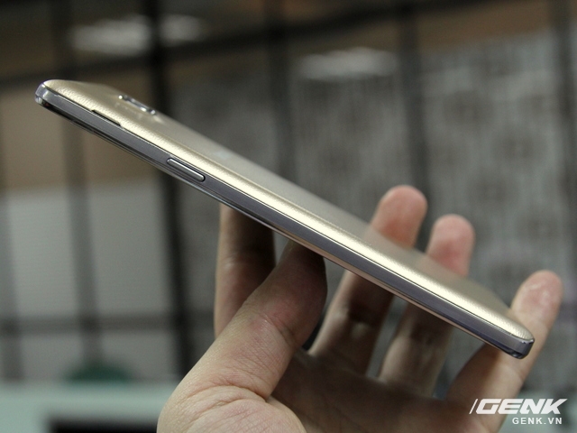  Galaxy On7 cầm khá đầm tay, thân máy không quá dày, chỉ 8,2 mm 