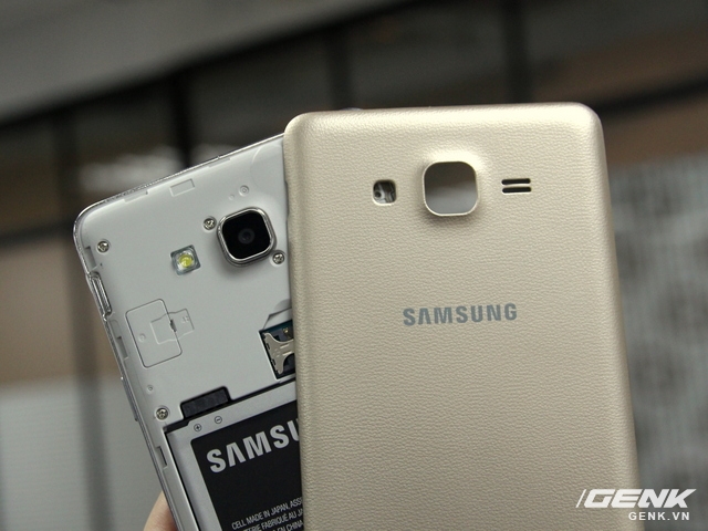  Nắp lưng của Galaxy On7 có thể tháo rời, thay thế viên pin bên trong dễ dàng 