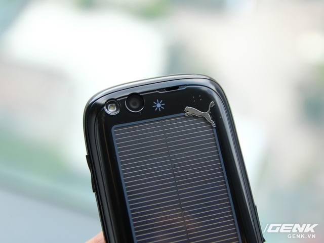  Một giờ nạp năng lượng mặt trời, Puma Phone có thể phát nhạc trong hơn 30 phút 