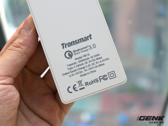 
Mặt sau của pin dự phòng Tronsmart Presto đầy đủ thông tin về dung lượng pin, dòng, nguồn sạc
