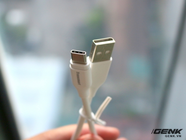 
Người dùng sẽ được tặng kèm dây cáp USB Type-C thế hệ mới

