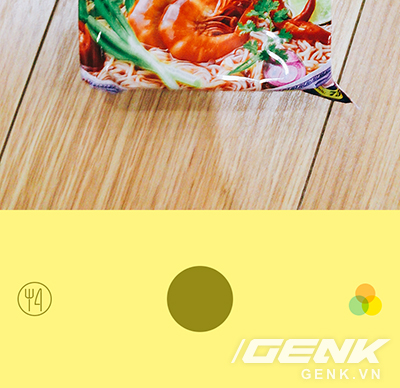  Khi đặt điện thoại song song với món ăn cần chụp, nút chụp sẽ có nền màu vàng. 