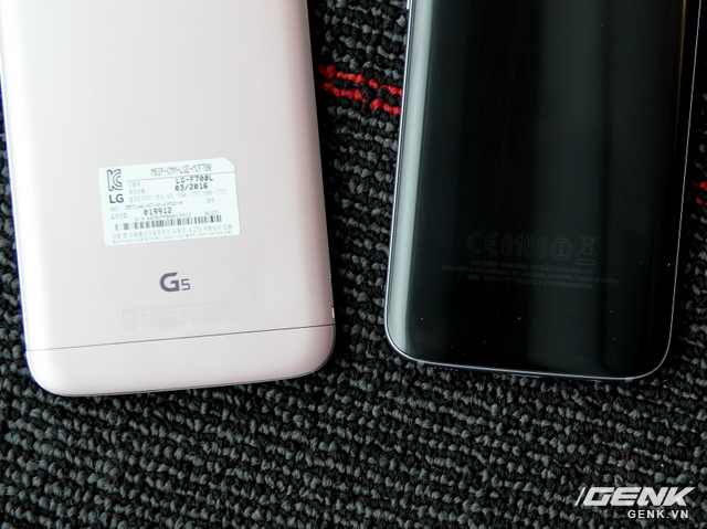
Galaxy S7 sử dụng pin liền nên không tháo được nắp lưng, còn LG G5 sử dụng pin rời, tháo lắp dạng module dễ dàng.
