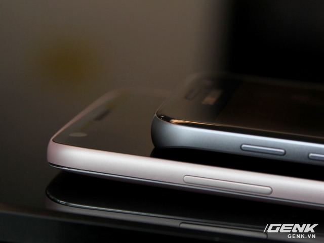 
Cảm giác mặt kính trên LG G5 được vuốt cong nhiều hơn, thoải hơn so với Galaxy S7.
