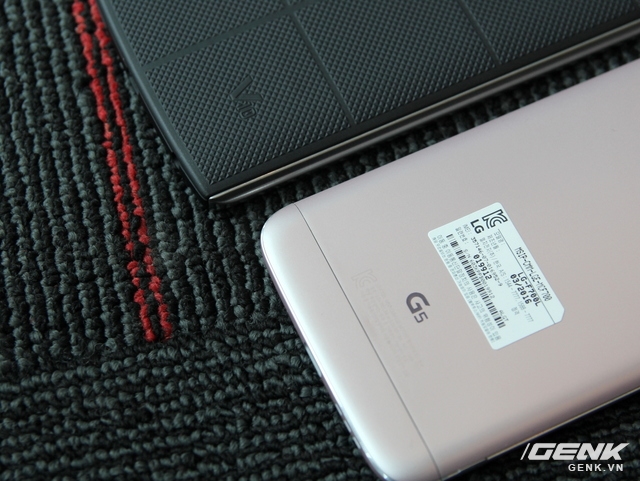 
LG V10 có thể tháo rời nắp lưng, còn G5 là tháo rời cạnh dưới. Khả năng tháo lắp viên pin dạng module của G5 cũng rất đáng nể.
