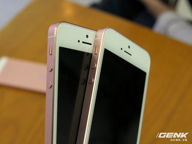  Viền kim cương ở thân máy iPhone SE (bên phải) được làm nhám, không sáng bóng như iPhone vỏ độ (bên trái). 