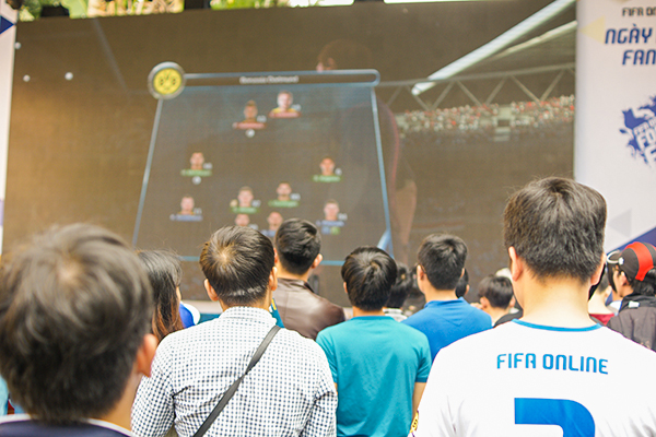 
Và đương nhiên, không thể thiếu đó là những trận bóng FIFA Online 3 đầy sôi động.
