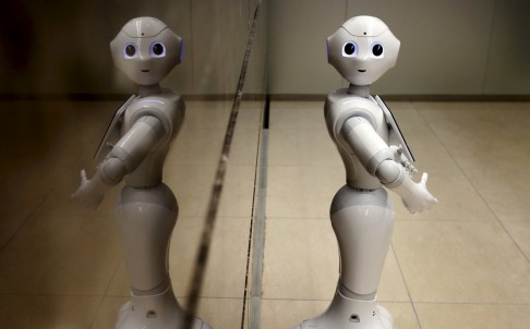  Robot hình người của SoftBank với tên gọi “Pepper” làm việc như một hướng dẫn viên tại lối vào của Ngân hàng chi nhánh thuộc tập đoàn tài chính Mizuho. 