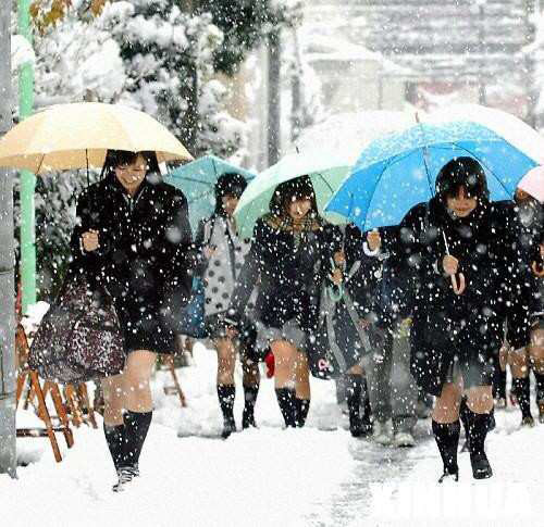Dù là trong mùa đông lạnh giá, nữ sinh Nhật Bản vẫn mặc váy ngắn đến trường. (Ảnh: Internet)