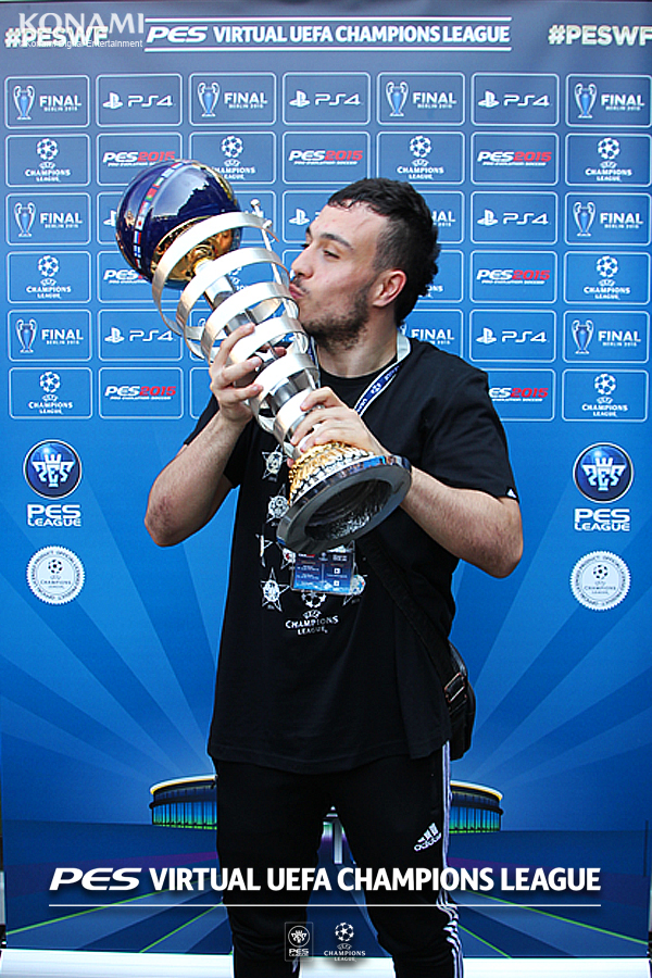 
Nhà vô địch thế giới 2015 – Rachid Tebane nâng cúp tại sân Olympiastadion Berlin.
