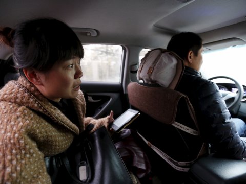 Yoko Wu sống với gia đình tại ngoại ô Bắc Kinh. Uber đã trở thành phương tiện chính giúp cô thoát khỏi mạng lưới giao thông ùn tắc cũng như hoàn thành công việc ngay trên đường đi.