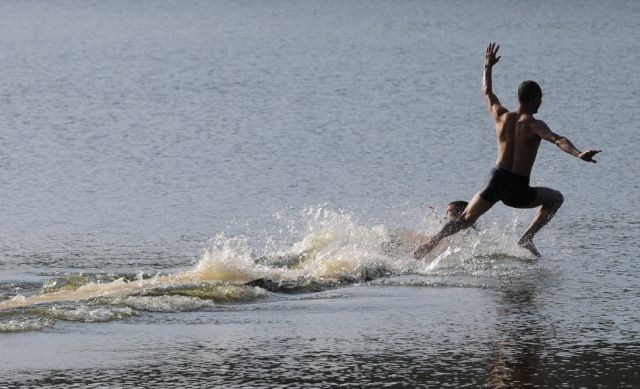 Thuật khinh công giúp người thường lướt đi trên mặt nước