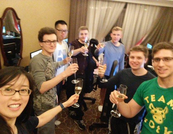 
Các thành viên của Team OG mở Champagne chúc mừng chiến tích của Miracle (người đứng thứ 2 từ trái sang).
