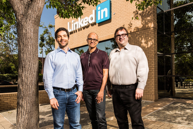 CEO Microsoft Satya Nadella (giữa) cùng 2 nhà sáng lập LinkedIn.