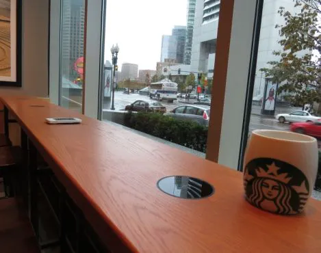 Cửa hàng của Starbucks với các ổ để sạc không dây cho điện thoại.