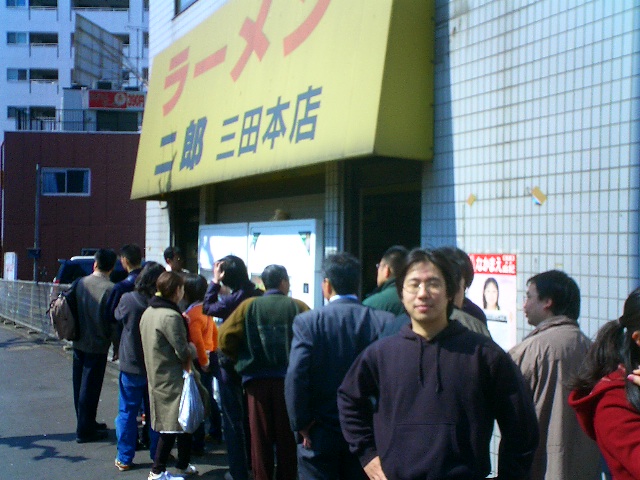 Hàng người sẵn sàng đợi hàng tiếng đồng hồ để được thưởng thức món mỳ Jiro Ramen trứ danh.