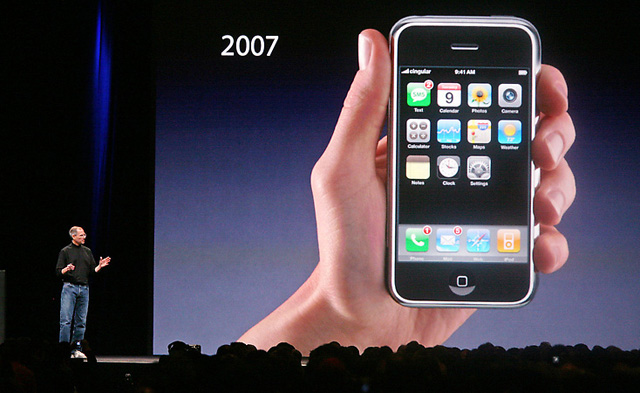 Nếu so sánh về mức độ ấn tượng khi ra mắt thì chắc chắn iPhone 1 ăn đứt iPhone 6s.