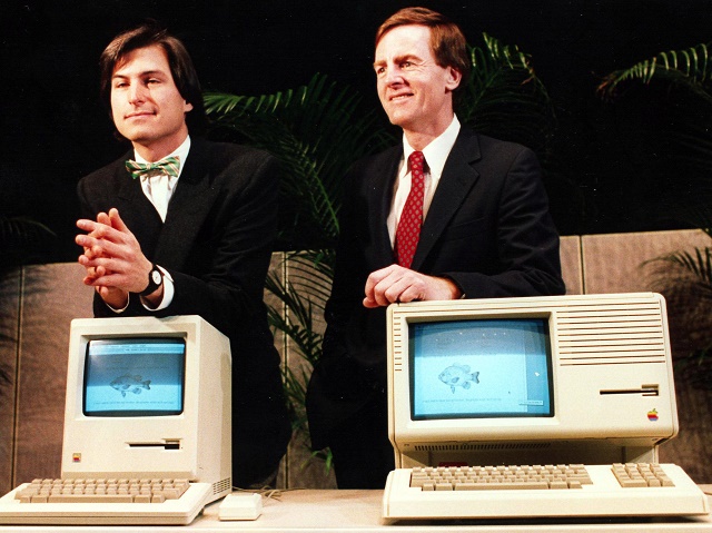 Steve Jobs và John Sculley.