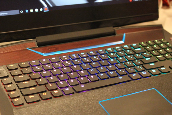  Y900 sẽ được trang bị một bàn phím cơ đẹp mặt, và hợp lý hơn sản phẩm của đối thủ MSI. 