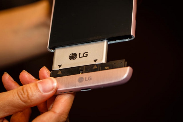  LG G5, chiếc smartphone tiên phong cho thiết kế module để mở rộng tính năng qua phụ kiện. 