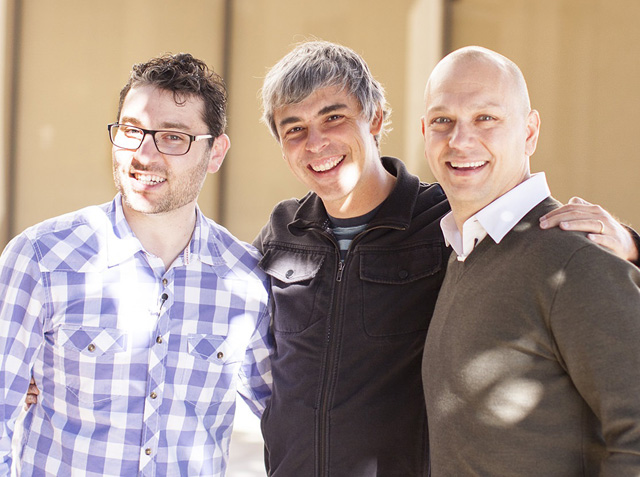 Larry Page chụp ảnh cùng 2 nhà sáng lập Nest, cũng là 2 cựu nhân viên của Apple.