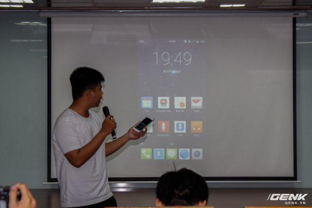 
Anh Nguyễn Phương Bằng, trưởng dự án phát triển xOS đang trình diễn các tính năng nổi bật trên hệ điều hành này.
