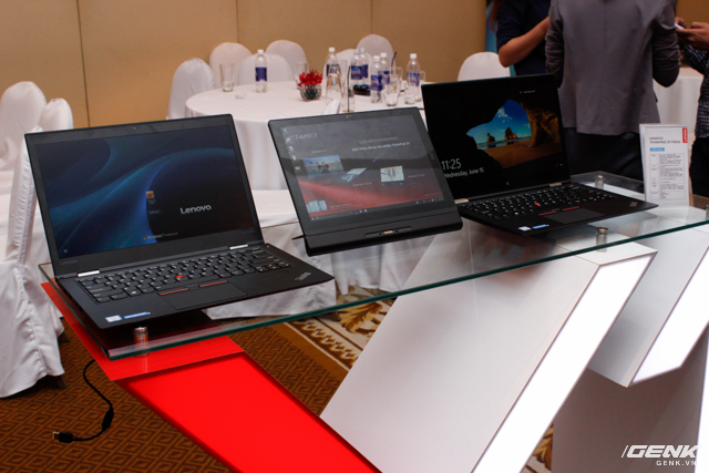  Từ trái sang phải: ThinkPad X1 Carbon, ThinkPad X1 Tablet và ThinkPad X1 Yoga. 