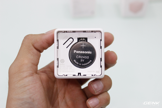  Mi Cube sử dụng pin CR2450, thời lượng sử dụng có thể kéo dài đến 1 năm. 