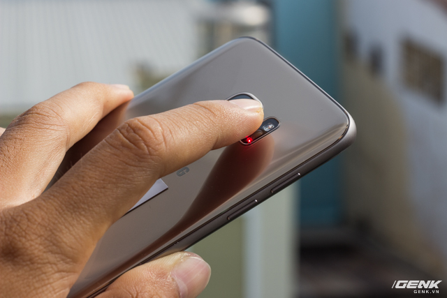 Người dùng có thể sử dụng phần cảm biến đo nhịp tim để chụp ảnh selfie.