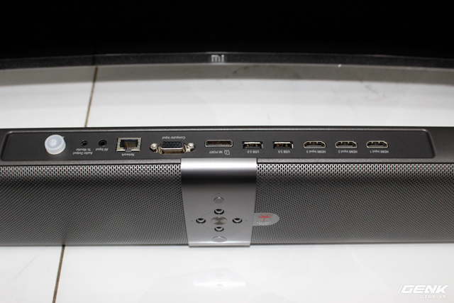  Mi TV Bar có 3 cổng kết nối HDMI, 1 cổng USB 3.0, 1 cổng USB 2.0, một cổng MiPort, VGA, cổng LAN, cổng AV và cổng loa con. 