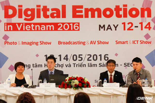 Ông Hiroshi Yokota (người thứ hai từ bên phải qua), Chủ tịch kiêm Giám đốc công ty TNHH Canon Marketing Việt Nam đang trao đổi với báo giới. 