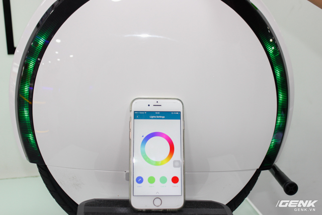  Người dùng có thể thay đổi màu sắc dải đèn LED thông qua ứng dụng trên smartphone. 
