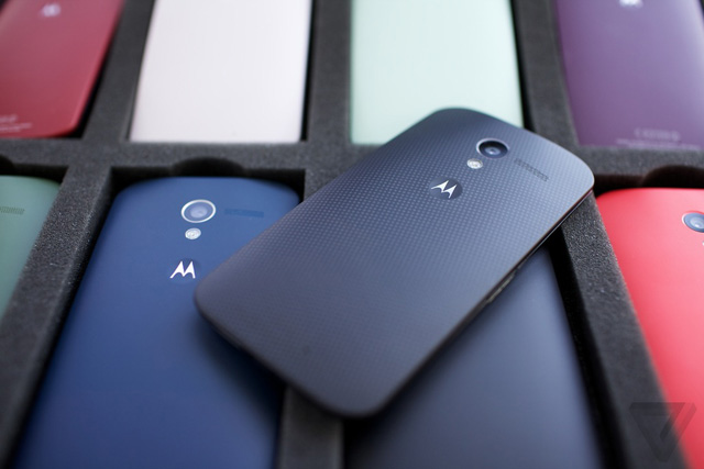  Chiếc Moto X đầu tiên là một trong những điểm sáng của thị trường smartphone 2013. 