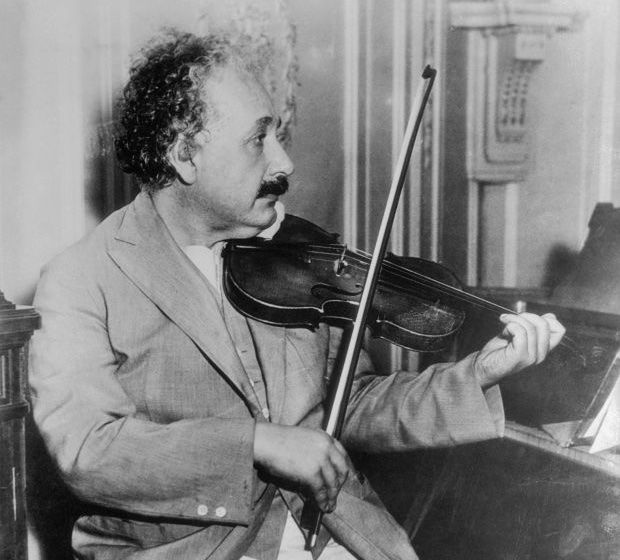  Einstein đam mê nhạc cổ điển 