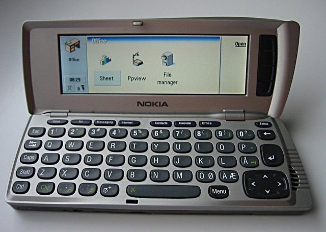 Nokia 9210, mẫu smartphone Symbian đầu tiên của Nokia.