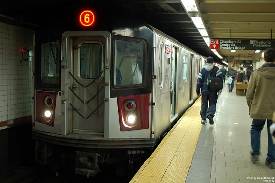  Tàu điện ngầm vẫn là phương tiện di chuyển tiện lợi, nhanh chóng tại nhiều khu vực. 