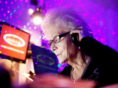 
Một bà lão hơn 70 tuổi vẫn làm DJ ở quán Bar tại Ba Lan.

