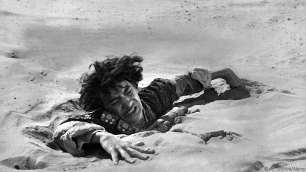  John Dimech giãy giụa trong cát lún trong bộ phim Lawrence of Arabia năm 1962 