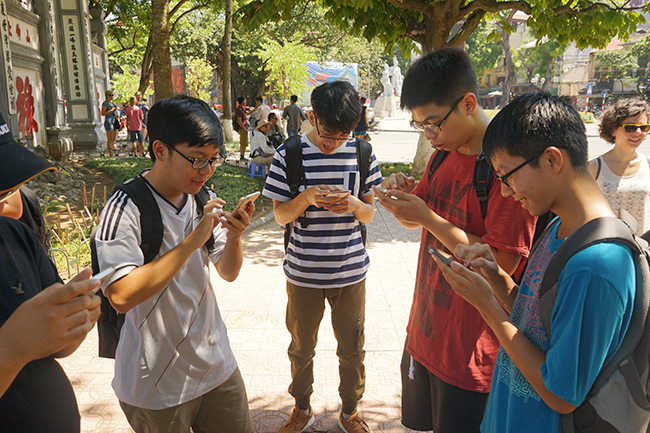
Giới trẻ Hà Nội tập trung bắt Pokemon tại khu vực hồ Gươm. Ảnh: Việt Hải
