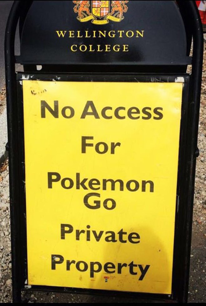 
Đại học Wellington (Anh) phải cắm biển cấm chơi Pokemon GO trong trường. Ảnh: The Sun.
