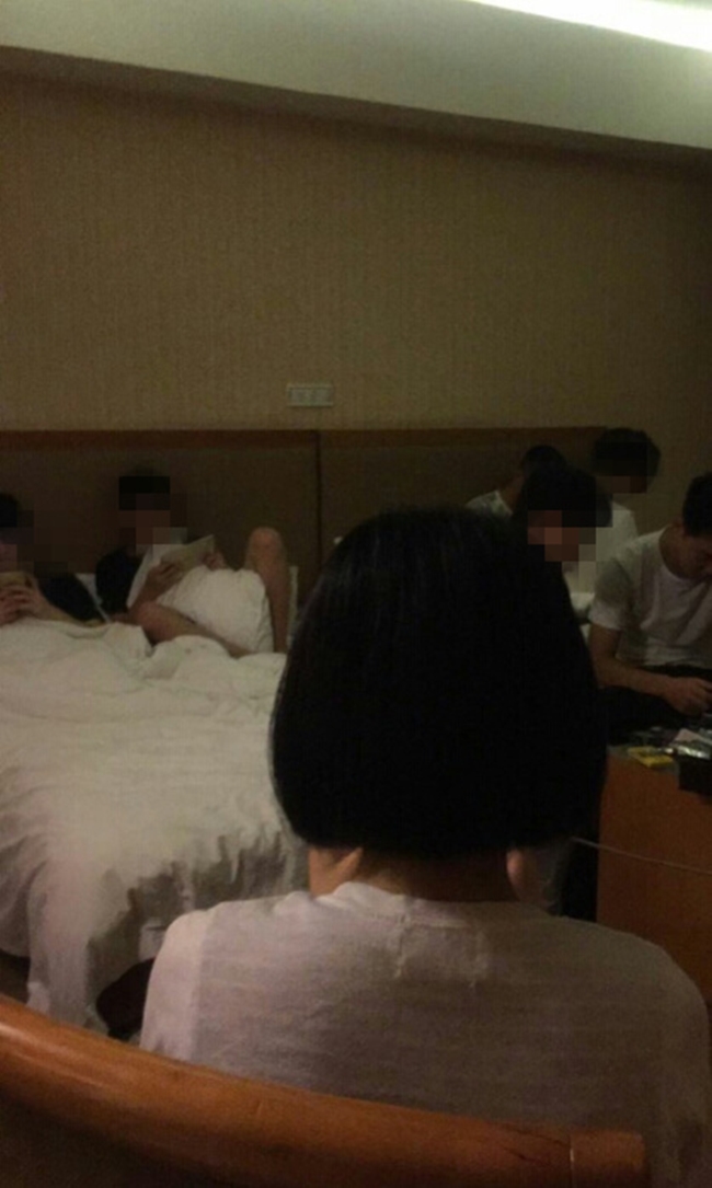 
Nhóm học sinh Tiểu học rủ nhau đi thuê khách sạn để chơi điện tử.
