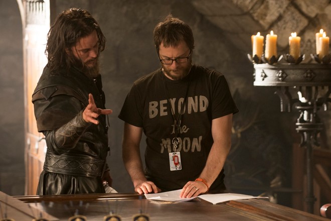 
Duncan Jones bên cạnh ngôi sao Travis Fimmel trên trường quay của Warcraft.
