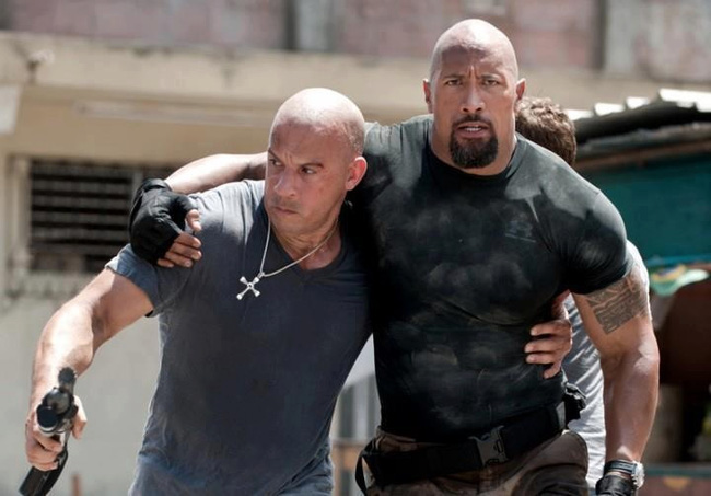 
Bài viết của The Rock được cho là nói về Vin Diesel (trái)
