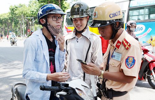 
Thượng tá Nguyễn Văn Quỹ - Đội CSGT số 1 cho rằng, hành vi sử dụng điện thoại di động khi đang lưu thông là hành vi rất nguy hiểm, gây mất an toàn cho chính bản thân người điều khiển phương tiện, và cả người tham giao lưu thông khác.
