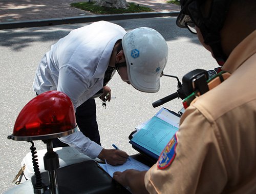 
Anh Nguyễn Đức Anh (22 tuổi, ở Hoàn Kiếm, Hà Nội) bất ngờ bị tổ tuần tra Đội CSGT 1 yêu cầu dừng xe vì một tay điều khiển xe máy, một tay cầm điện thoại săn Pokémon trên đường.
