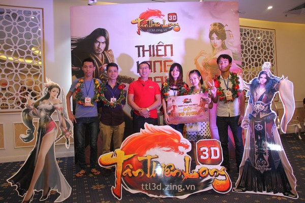 Đại diện VNG chụp ảnh lưu niệm cùng team Huyền Long vô địch đầu cầu Hà Nội.