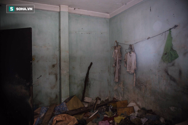 
Nhiều ngôi nhà, khi bước vào bên trong sẽ cảm thấy lạnh sống lưng bởi những bộ quần áo rách nát vẫn còn được treo trên tường.
